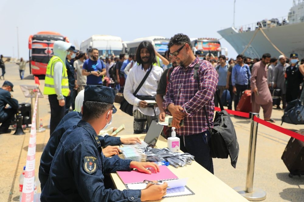 ↑2023年4月28日，從蘇丹撤離的外籍人員準(zhǔn)備登艦。新華社發(fā)（李怡諾攝）