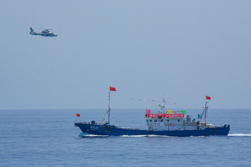 ↑中國海軍第40批護(hù)航編隊(duì)中的艦載直升機(jī)在被護(hù)船只周邊海域巡邏警戒（2022年6月4日攝）。新華社發(fā)（唐文 攝）