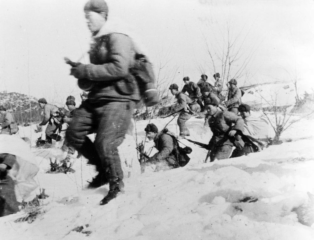 △中國人民志愿軍戰(zhàn)士向美軍進(jìn)攻的情形（1951年攝）。