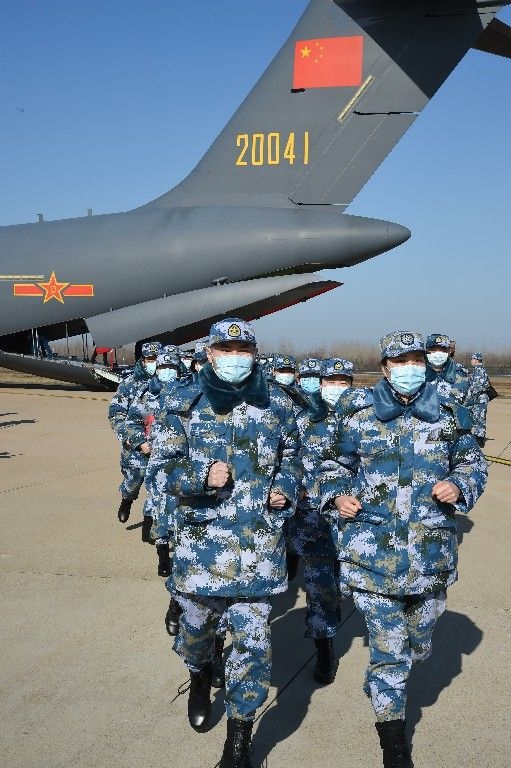 ↑2020年2月17日，一批軍隊(duì)支援湖北醫(yī)療隊(duì)員抵達(dá)武漢天河機(jī)場。新華社記者 黎云 攝
