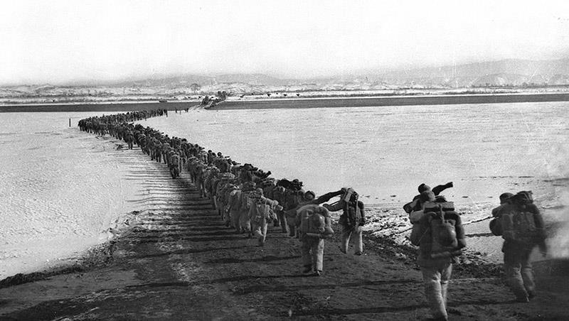 △1950年10月，抗美援朝志愿軍隊(duì)伍雄赳赳、氣昂昂跨過鴨綠江。