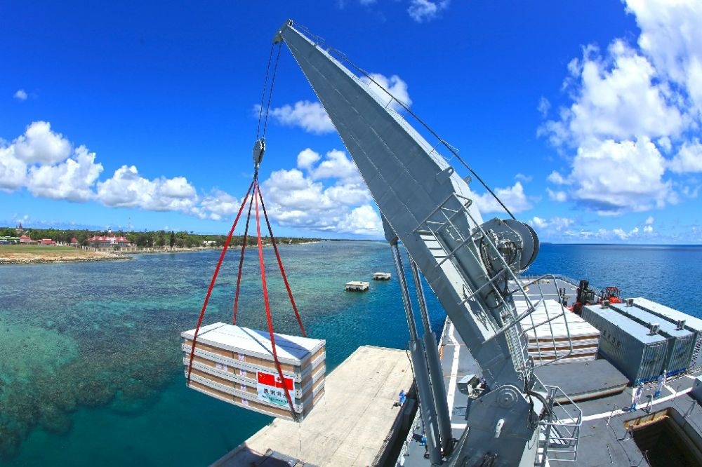 ↑赴湯加執(zhí)行運(yùn)送救災(zāi)物資任務(wù)的中國海軍艦艇編隊(duì)在努庫阿洛法港卸載移動(dòng)板房（2022年2月19日攝）。新華社發(fā)（薛成清 攝）