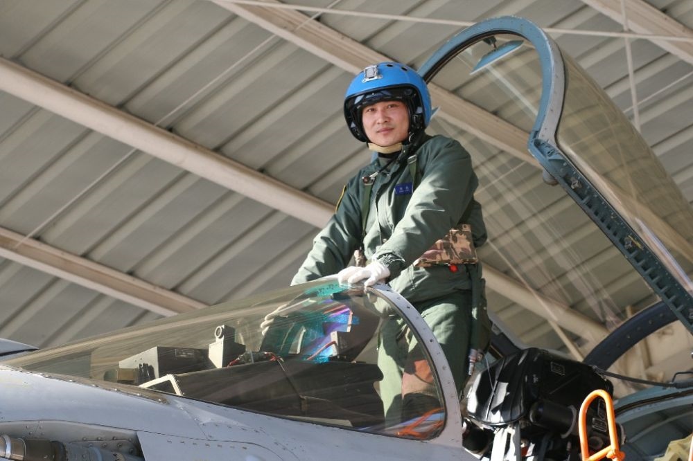 ↑海軍某艦載航空兵部隊(duì)原一級(jí)飛行員張超（2016年1月27日攝）。新華社發(fā)