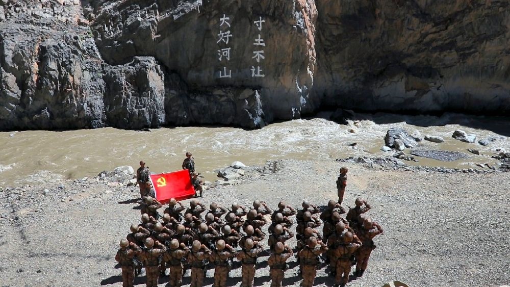 ↑某邊防團(tuán)官兵在“大好河山 寸土不讓”標(biāo)語前舉行重溫入黨誓詞儀式（資料照片）。新華社發(fā)（鄭曉林 攝）