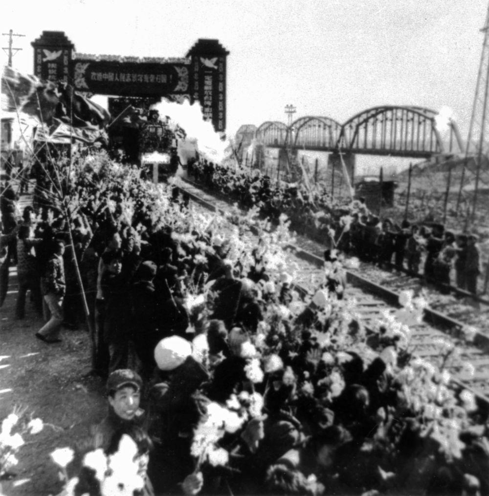 △1958年10月26日，列車駛過鴨綠江畔的凱旋門，中國人民志愿軍戰(zhàn)士回到祖國懷抱。