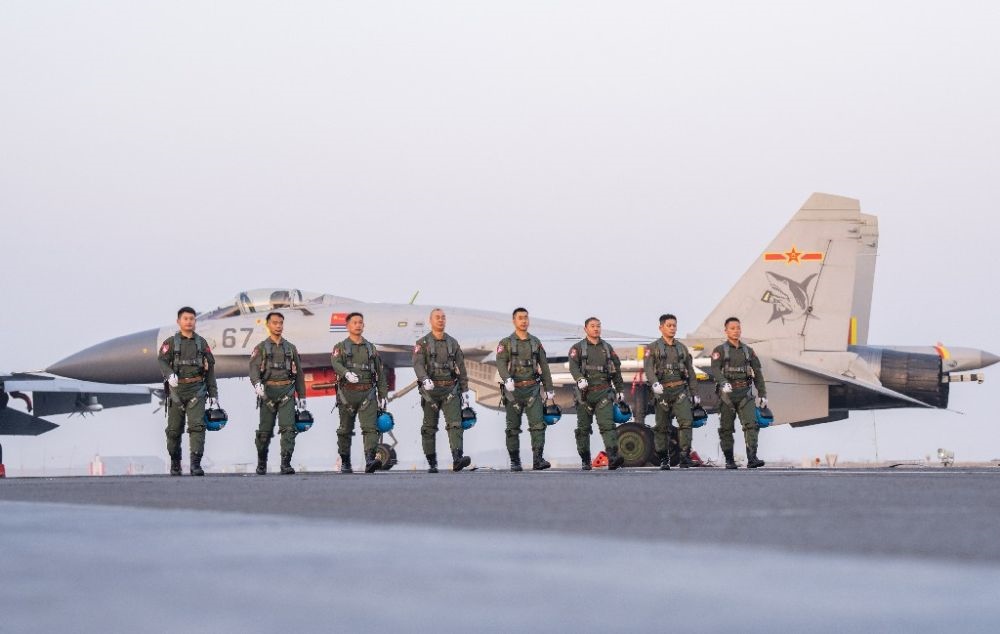 ↑海軍航空大學(xué)某基地艦載機(jī)飛行教官群體（2021年12月11日攝）。新華社發(fā)（萬全 攝）