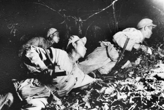 在1952年秋季的上甘嶺戰(zhàn)役中，堅守在坑道里的戰(zhàn)士準(zhǔn)備夜間出擊。新華社發(fā)（資料照片）