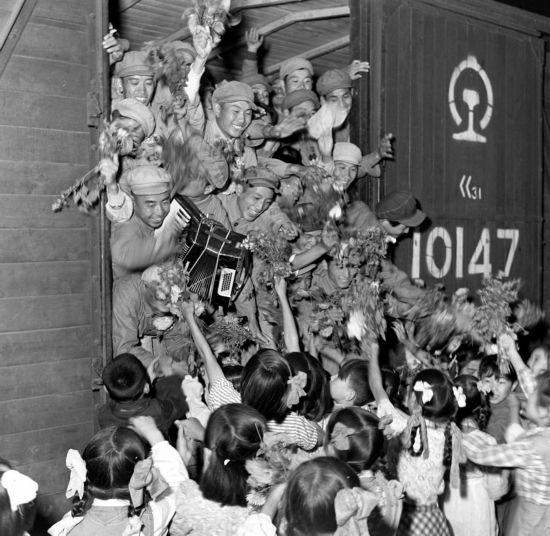 1954年，中國人民志愿軍歸國部隊抵達安東（今遼寧丹東），受到少先隊員的熱烈歡迎。新華社記者 王純德攝