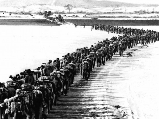 1950年，美帝國主義把侵略的戰(zhàn)火燒到了鴨綠江邊。為保家衛(wèi)國，中國人民的優(yōu)秀兒女組織起志愿軍，跨過鴨綠江，與朝鮮軍民一道英勇打擊美國侵略軍。新華社發(fā)（資料照片）