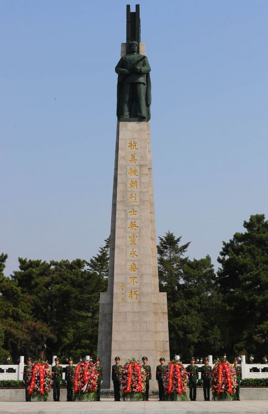 2022年9月30日，遼寧省暨沈陽市向烈士紀(jì)念碑敬獻花籃儀式在沈陽抗美援朝烈士陵園紀(jì)念碑廣場舉行。新華社記者 楊青 攝