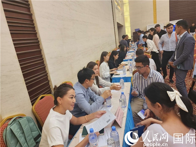 圖為中企代表與哈留華畢業(yè)生現(xiàn)場交流。人民網(wǎng)記者 李強(qiáng)攝