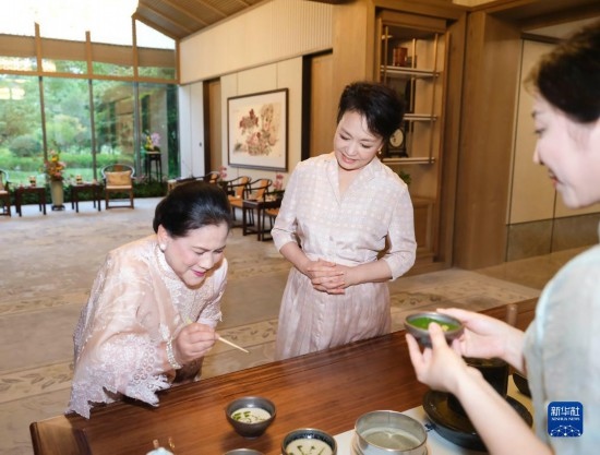 7月27日下午，國(guó)家主席習(xí)近平夫人彭麗媛在四川成都會(huì)見(jiàn)陪同印度尼西亞總統(tǒng)佐科來(lái)華出席第31屆世界大學(xué)生夏季運(yùn)動(dòng)會(huì)開(kāi)幕式并訪華的總統(tǒng)夫人伊莉亞娜。這是彭麗媛邀請(qǐng)伊莉亞娜觀看茶藝表演，并同伊莉亞娜親切茶敘。新華社記者 丁林 攝