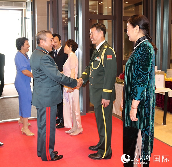 國防武官胡德君大校迎接賓客。人民網(wǎng)記者李強攝