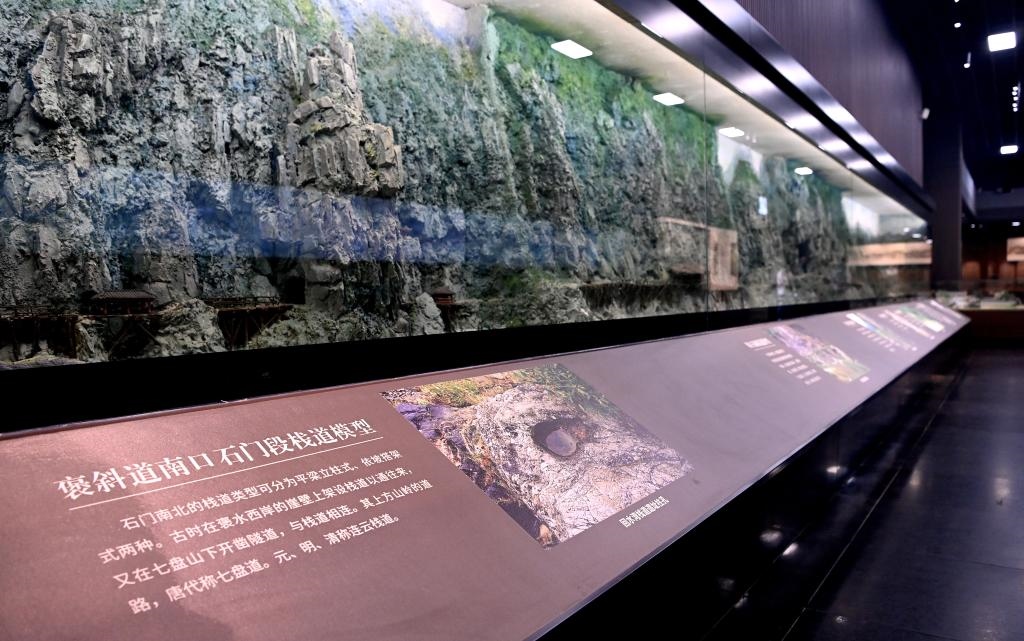 近日拍攝的陜西省漢中市博物館褒斜古棧道陳列室。新華社記者 劉瀟 攝