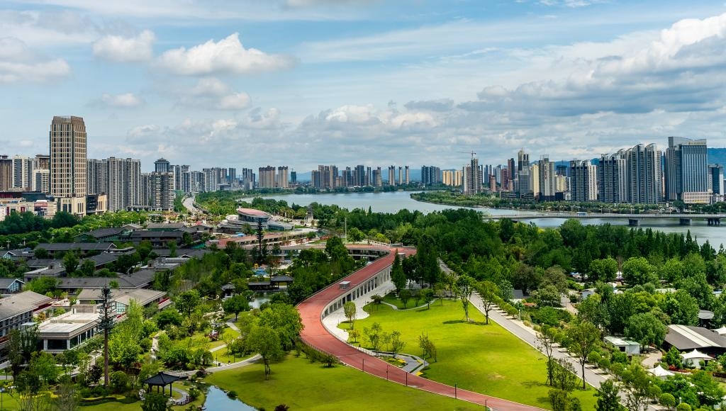 4月30日拍攝的天漢濕地公園景色。新華社發(fā)（李偉 攝）