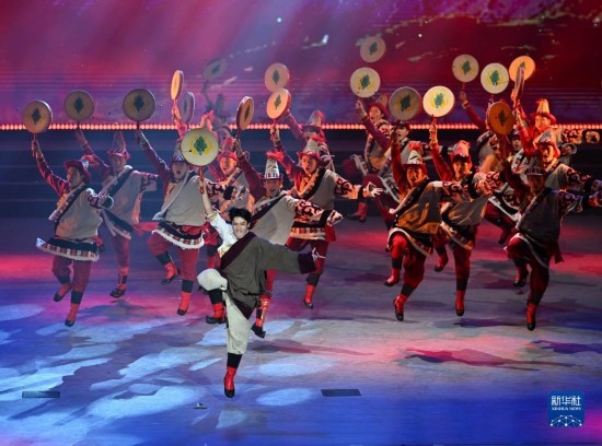 7月29日，演員在聯(lián)歡會(huì)現(xiàn)場(chǎng)表演舞蹈。新華社記者 蔡湘鑫 攝