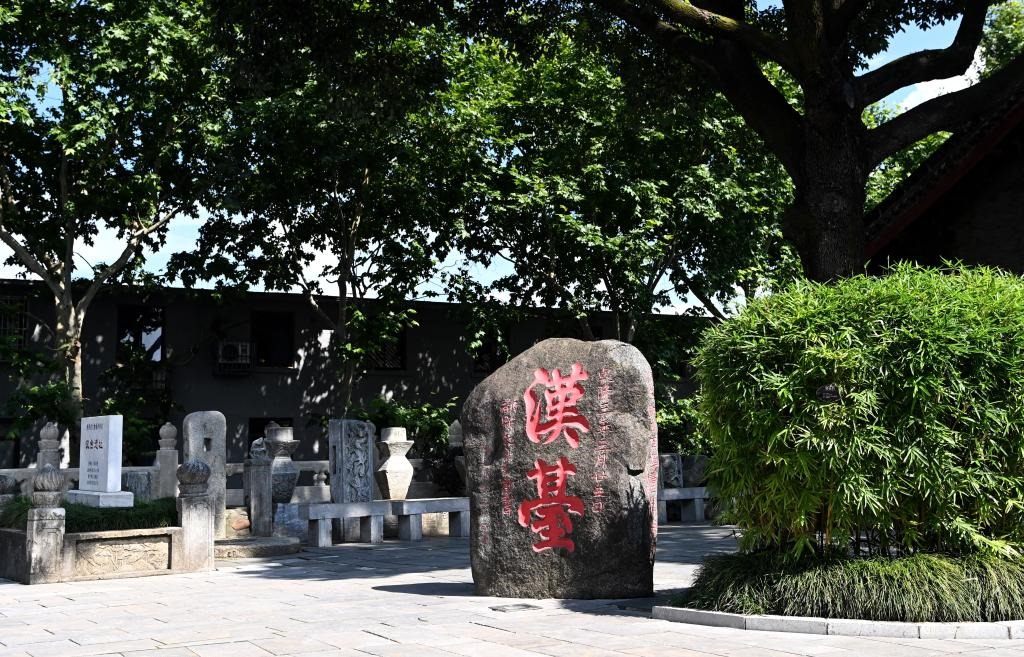 近日拍攝的陜西省漢中市博物館內(nèi)的“漢臺”石碑。新華社記者 劉瀟 攝