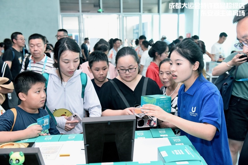 在特許商品零售店挑選“蓉寶”的顧客。人民網(wǎng)記者 朱虹攝