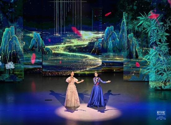 7月29日，演員在聯(lián)歡會(huì)現(xiàn)場(chǎng)演唱。新華社記者 蔡湘鑫 攝