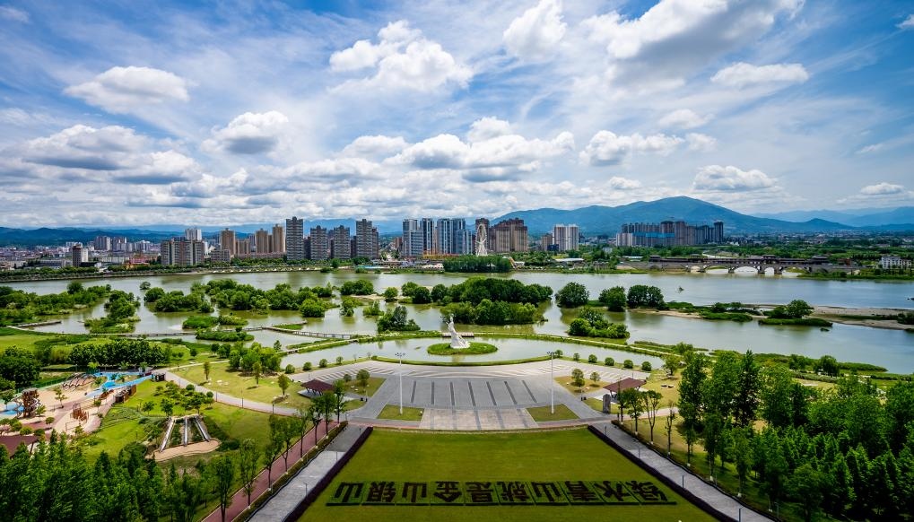 4月30日拍攝的天漢濕地公園景色。新華社發(fā)（李偉 攝）