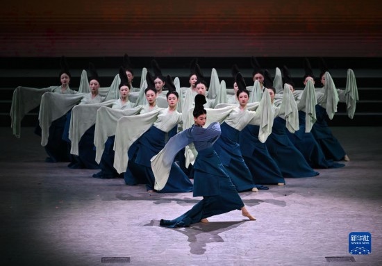 7月29日，演員在聯(lián)歡會(huì)現(xiàn)場(chǎng)表演《只此青綠》。新華社記者 蔡湘鑫 攝