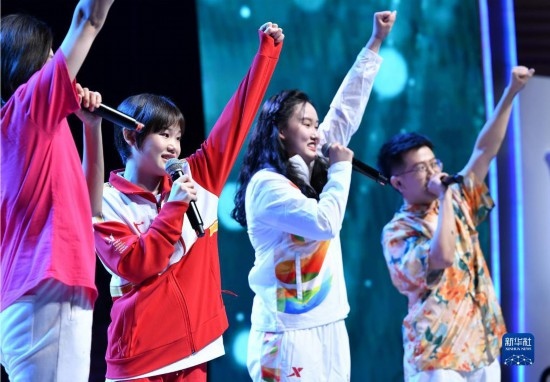 7月29日，中國(guó)運(yùn)動(dòng)員張家齊（左二）在聯(lián)歡會(huì)現(xiàn)場(chǎng)演唱。新華社記者 張端 攝