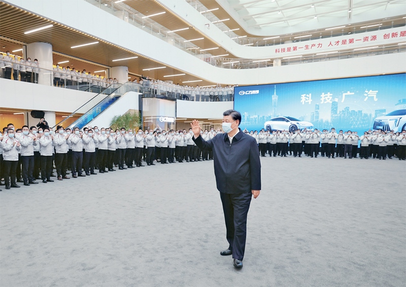 2023年4月10日至13日，中共中央總書記、國家主席、中央軍委主席習近平在廣東考察。這是12日下午，習近平在廣汽研究院向職工們揮手致意。 新華社記者 鞠鵬/攝