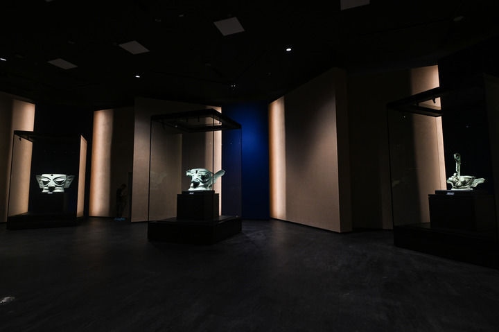 7月26日在三星堆博物館新館拍攝的展品。新華社記者 王曦 攝