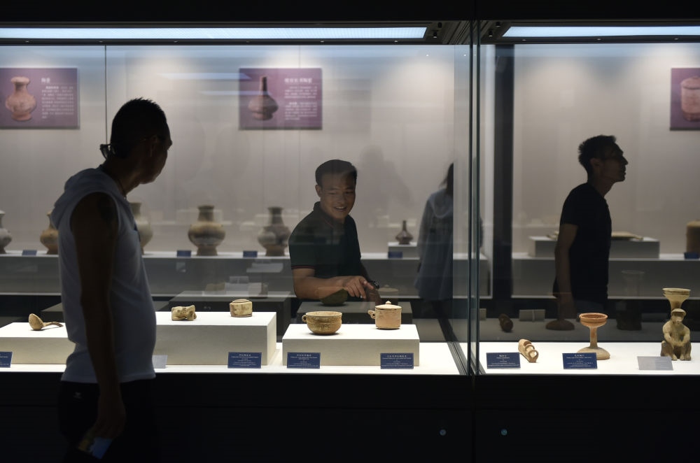 游人在廣西合浦縣漢代文化博物館內(nèi)參觀（2019年5月24日攝）。新華社記者 魯鵬 攝