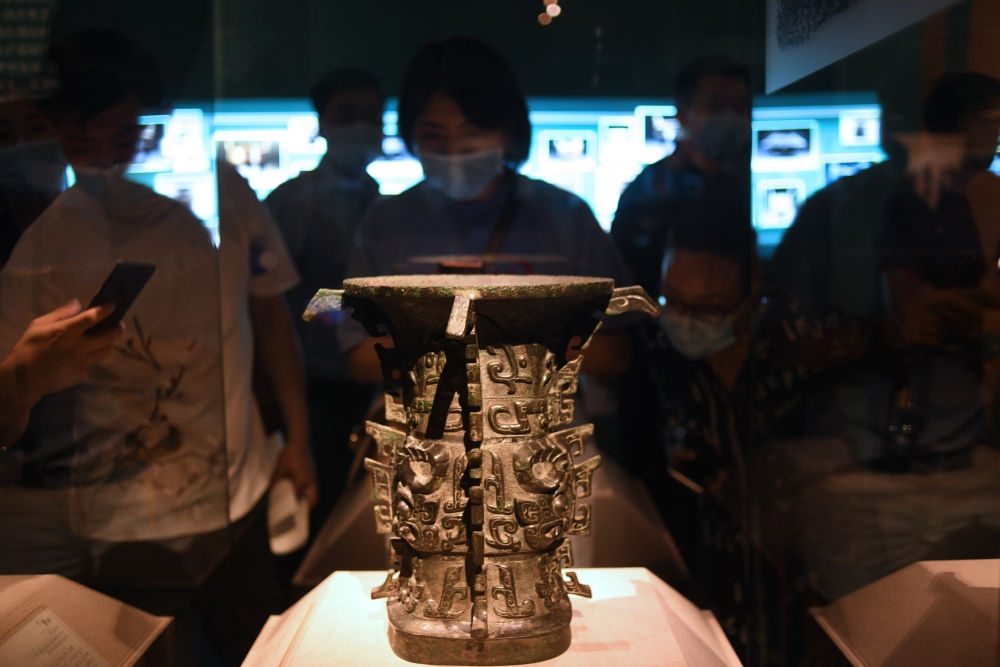 觀眾在北京中國國家博物館“宅茲中國——寶雞出土青銅器與金文精華”展上參觀西周早期禮器何尊（2020年8月14日攝）。新華社記者 金良快 攝
