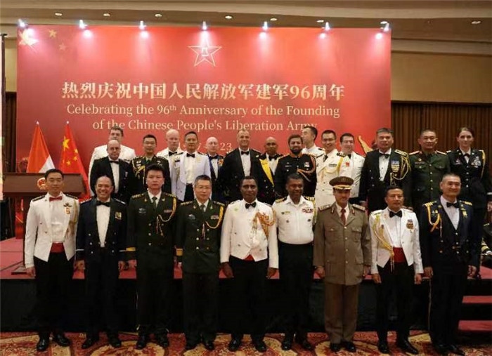 圖為徐勝武官與參加招待會的各國武官、武官處代表合影。中國駐印度尼西亞使館供圖