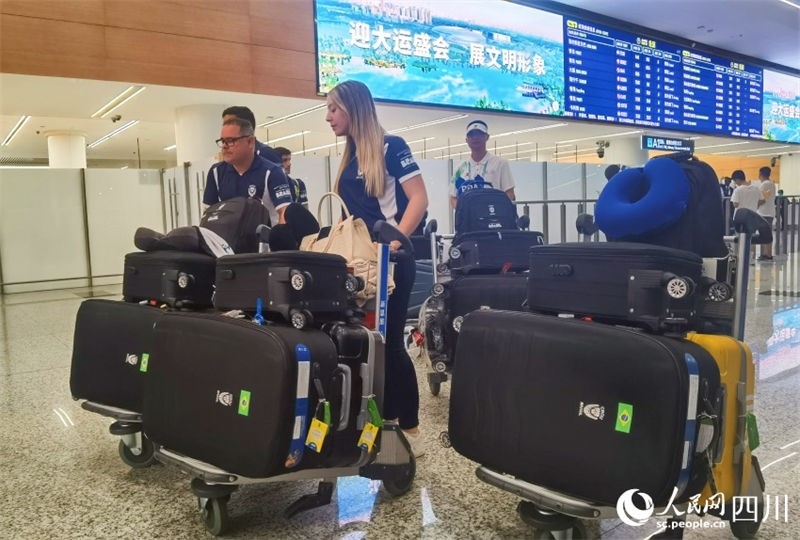 圖為取完行李的巴西代表團(tuán)成員。人民網(wǎng)記者 王洪江攝