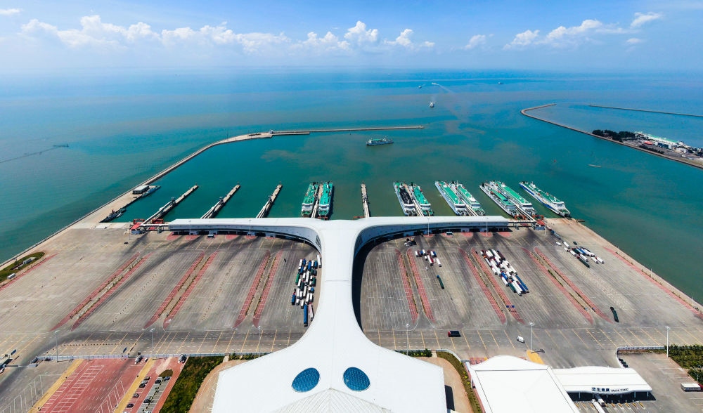 廣東省湛江市徐聞港風(fēng)光（2023年5月26日攝，無(wú)人機(jī)照片）。徐聞港是瓊州海峽北岸最主要的客貨運(yùn)輸港口，是連接粵港澳大灣區(qū)與海南自由貿(mào)易港的重要港口。新華社記者 鄧華 攝