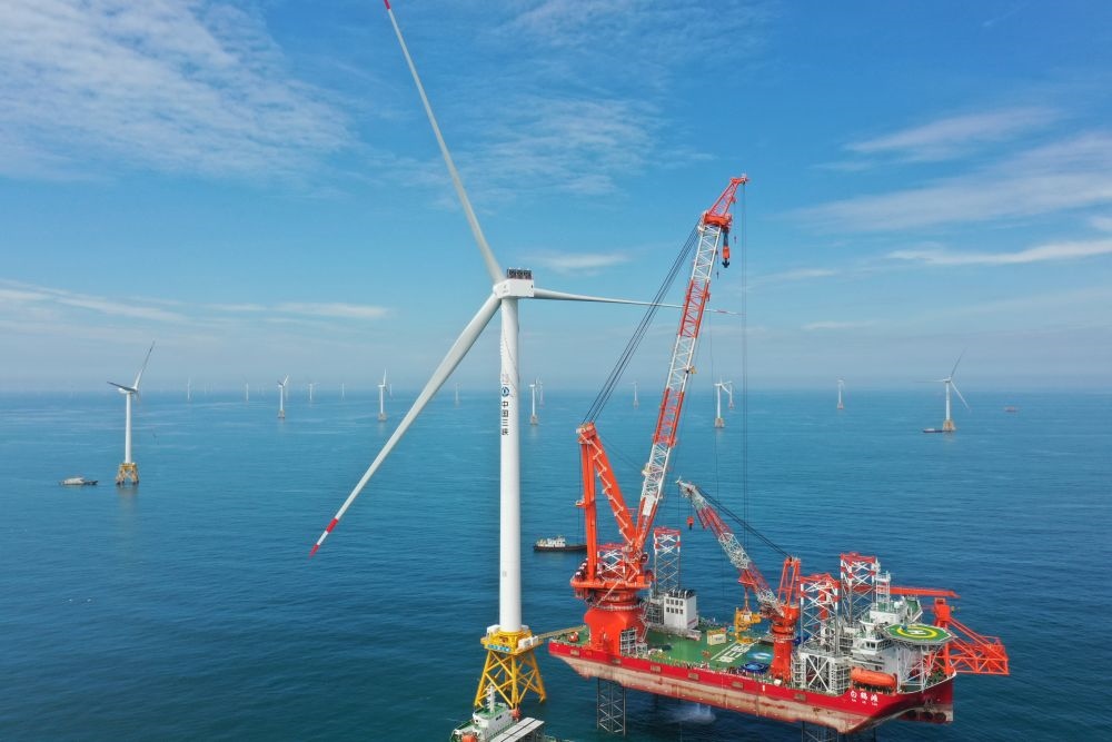 2023年6月28日拍攝的全球首臺(tái)16兆瓦海上風(fēng)電機(jī)組吊裝現(xiàn)場(chǎng)（無(wú)人機(jī)照片）。新華社記者 林善傳 攝