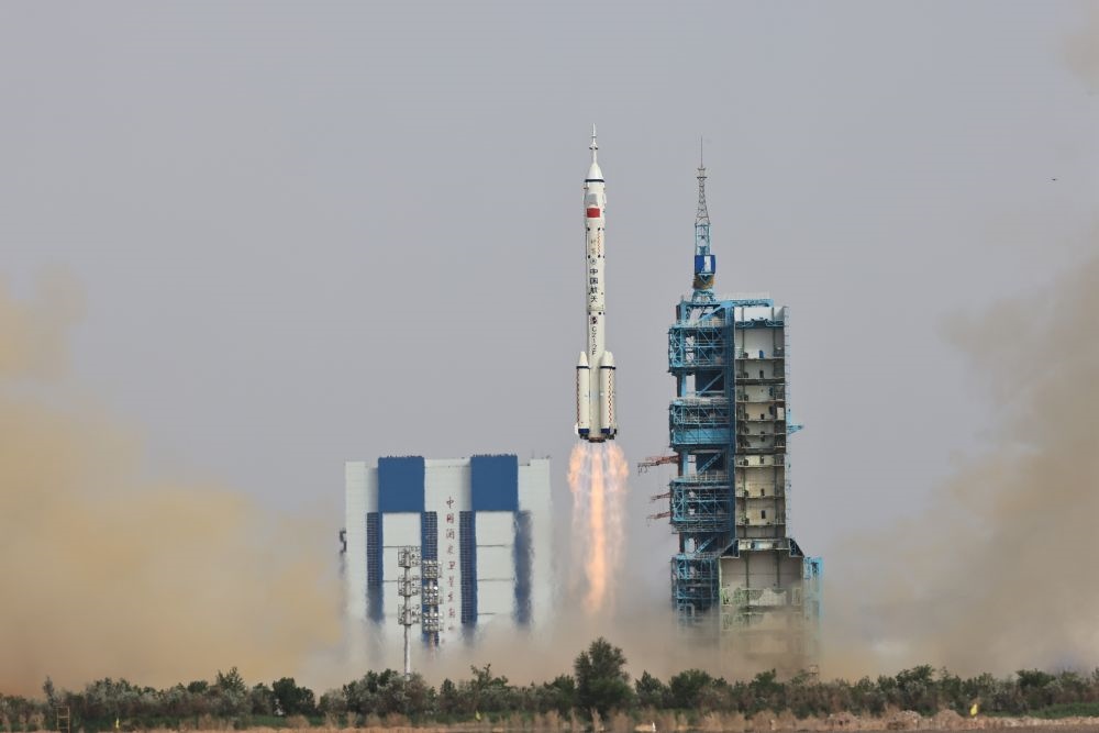 2023年5月30日，搭載神舟十六號(hào)載人飛船的長(zhǎng)征二號(hào)F遙十六運(yùn)載火箭在酒泉衛(wèi)星發(fā)射中心點(diǎn)火發(fā)射。新華社記者 李剛 攝