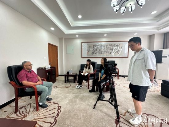 記者在成都紡織高等專科學(xué)校進(jìn)行采訪。人民網(wǎng)記者 王波攝