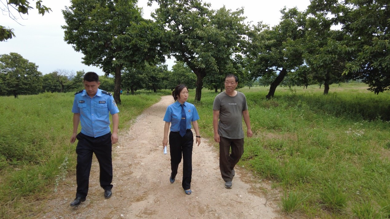 惠琳琳一行向當(dāng)?shù)卮迕窳私獍謇豕艠淙罕Ｗo(hù)情況。人民網(wǎng) 黨童攝