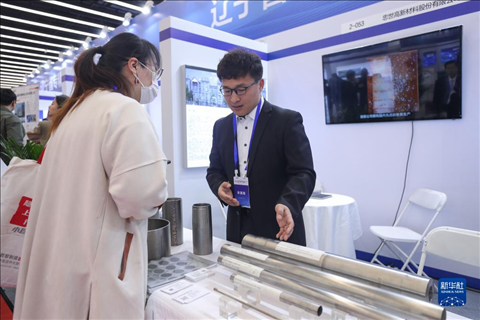 4月8日，參展商在2023中國中小企業(yè)發(fā)展大會“專精特新”中小企業(yè)展覽會上向觀眾介紹產(chǎn)品。新華社記者 龍雷 攝