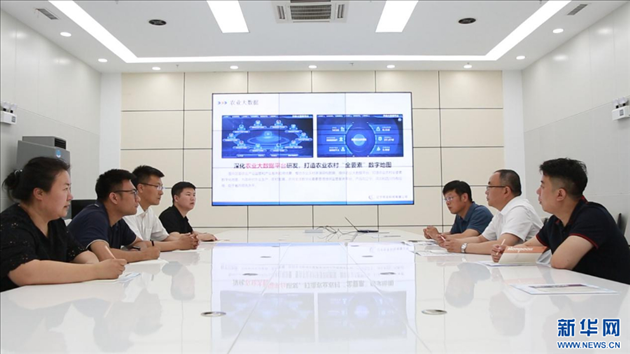 相關(guān)部門工作人員來到遼寧牧龍科技有限公司，了解企業(yè)訴求。新華網(wǎng)丁成玉攝