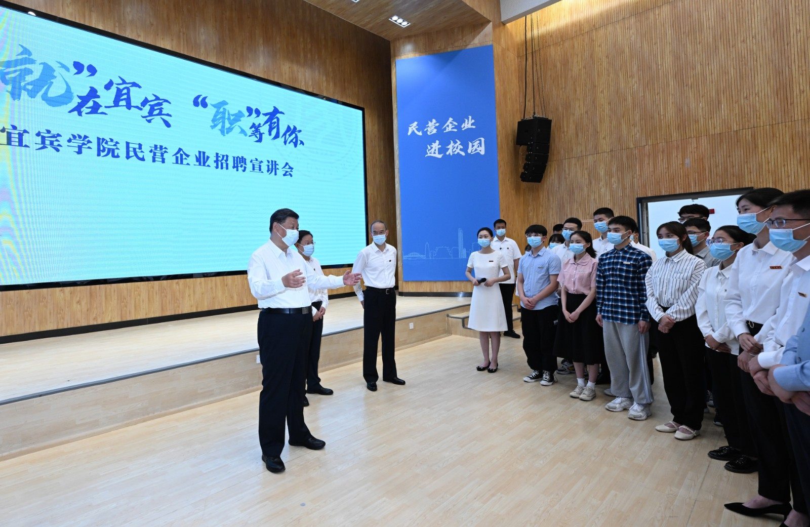 2022年6月8日，習近平總書記在四川考察。這是8日下午，總書記在宜賓學院考察時，向正在參加企業(yè)招聘宣講會的教師、學生、企業(yè)負責人了解企業(yè)招工需求和畢業(yè)生簽約率等情況。