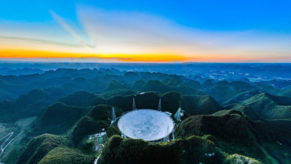 2022年7月21日，霞光中的“中國(guó)天眼”（維護(hù)保養(yǎng)期間拍攝）。新華社記者 歐東衢 攝