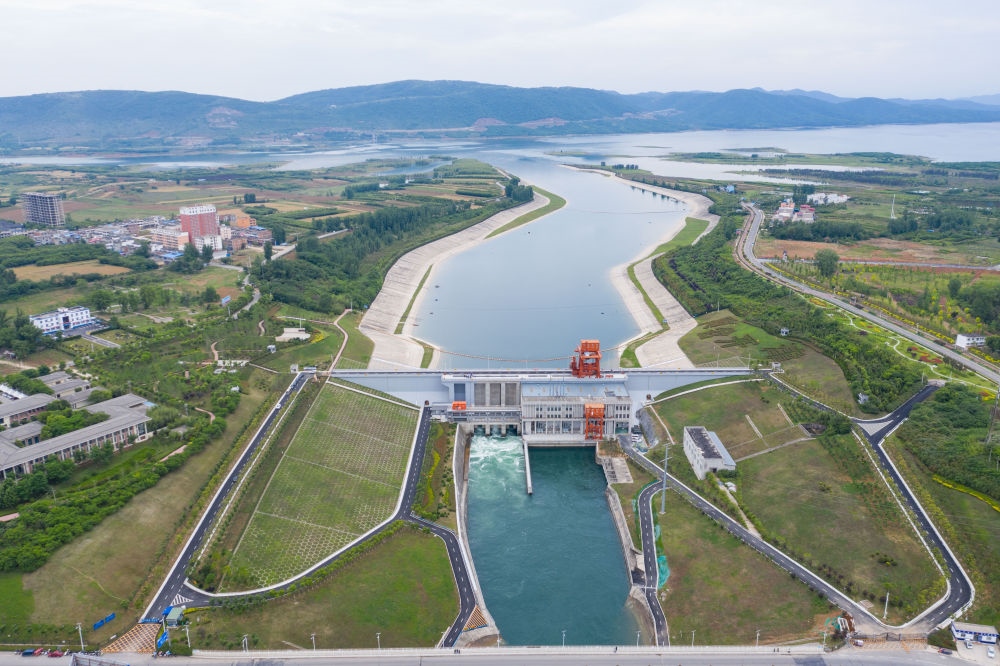 這是2021年5月20日在河南省南陽市淅川縣拍攝的南水北調(diào)中線工程陶岔渠首（無人機(jī)照片）。新華社記者 才揚(yáng) 攝