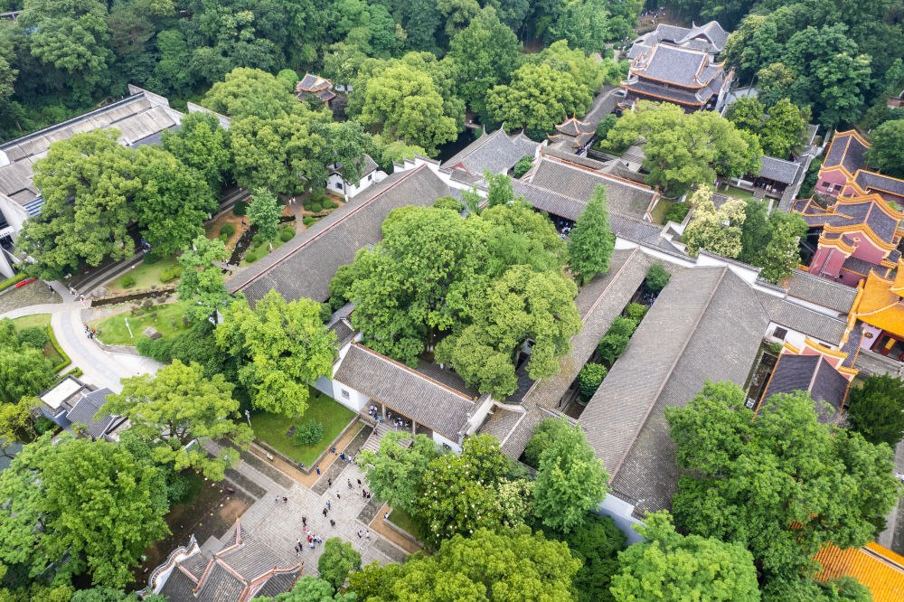 這是2023年6月8日在長沙市岳麓區(qū)拍攝的岳麓書院（無人機(jī)照片）。新華社記者 陳思汗 攝
