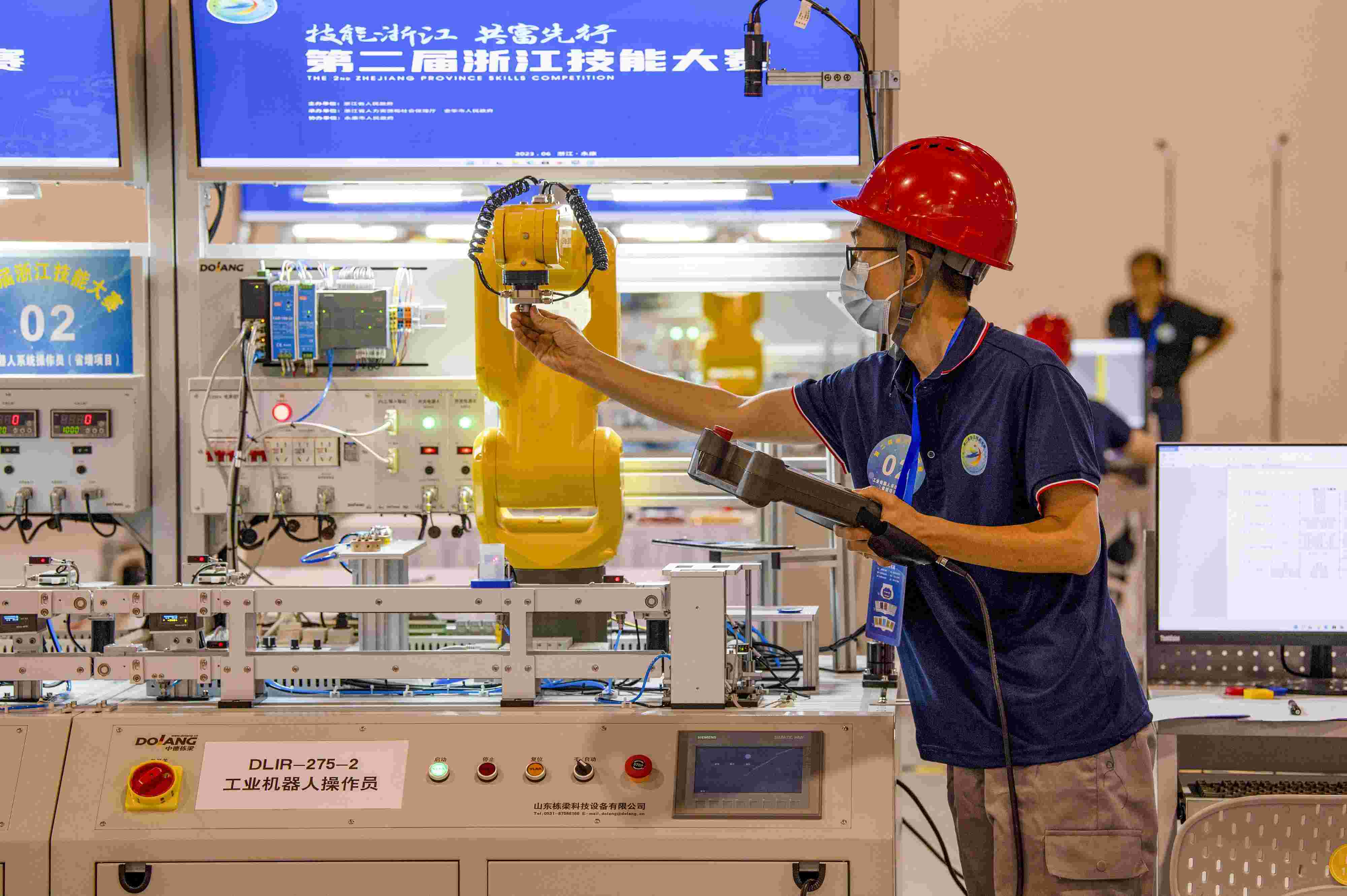 2023年6月19日，第二屆浙江技能大賽在永康市國際會展中心舉行。參賽選手在進行工業(yè)機器人系統(tǒng)操作員項目比賽。