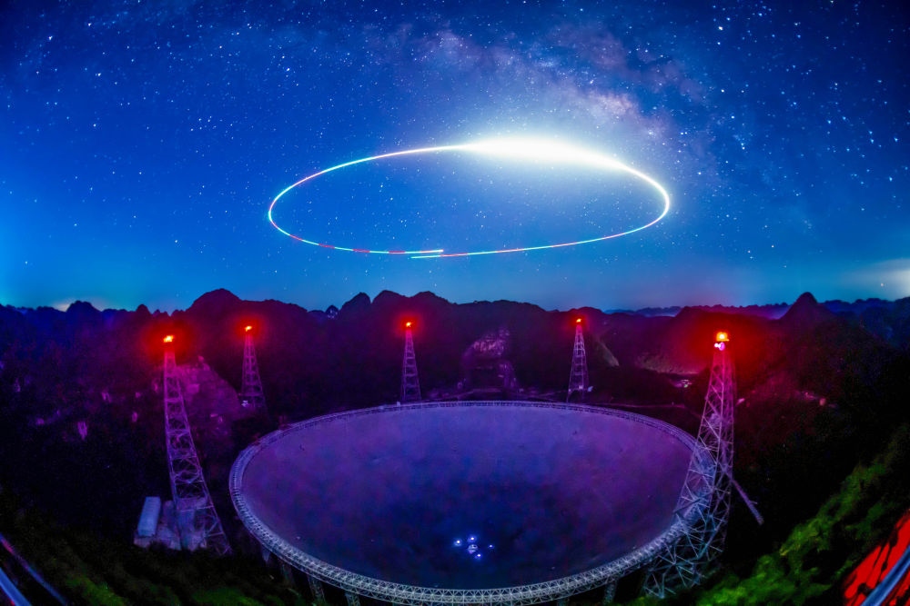 2022年7月24日拍攝的“中國(guó)天眼”夜景（維護(hù)保養(yǎng)期間拍攝，無(wú)人機(jī)光繪）。新華社記者 歐東衢 攝