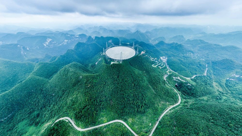 7月26日拍攝的“中國(guó)天眼”全景（維護(hù)保養(yǎng)期間拍攝）。新華社記者 歐東衢 攝
