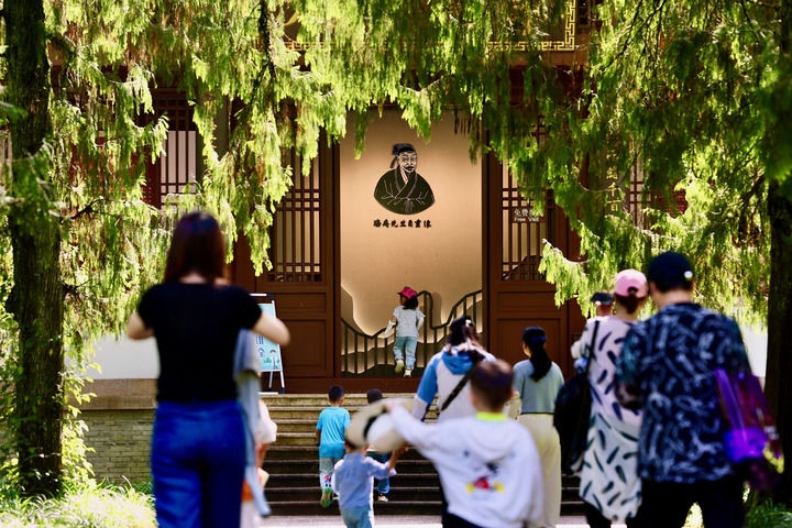 游客參觀位于福建武夷山朱熹園的武夷精舍（2022年6月6日攝）。新華社記者 姜克紅 攝