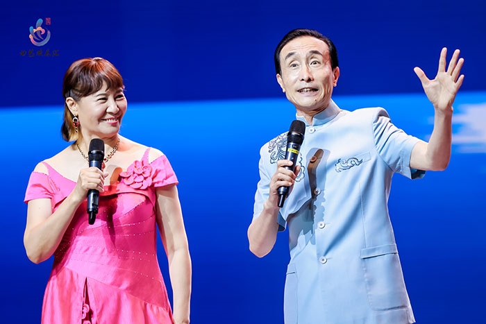 小品表演藝術(shù)家鞏漢林、金珠在演出現(xiàn)場(chǎng)。主辦方供圖