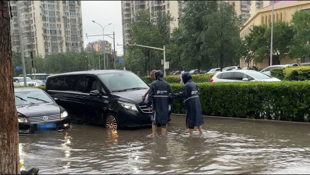 中國太保產(chǎn)險北京分公司及時處理被淹車輛。受訪者供圖