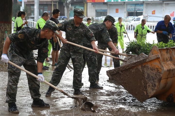 武警河北總隊(duì)保定支隊(duì)官兵在涿州市城西107國(guó)道沿線(xiàn)清理淤泥（8月5日攝）。新華社發(fā)（王紅強(qiáng) 攝）